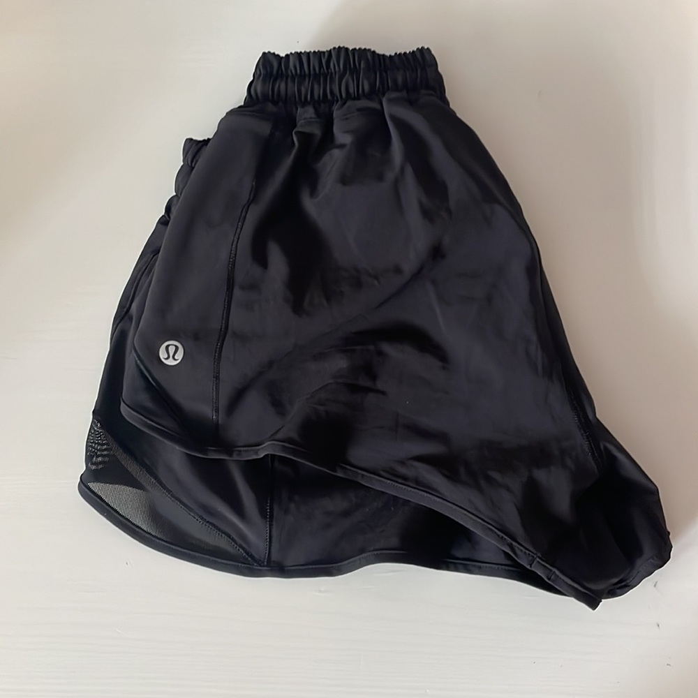 Black, lined lulu lemon hotty hot shorts, 2.5